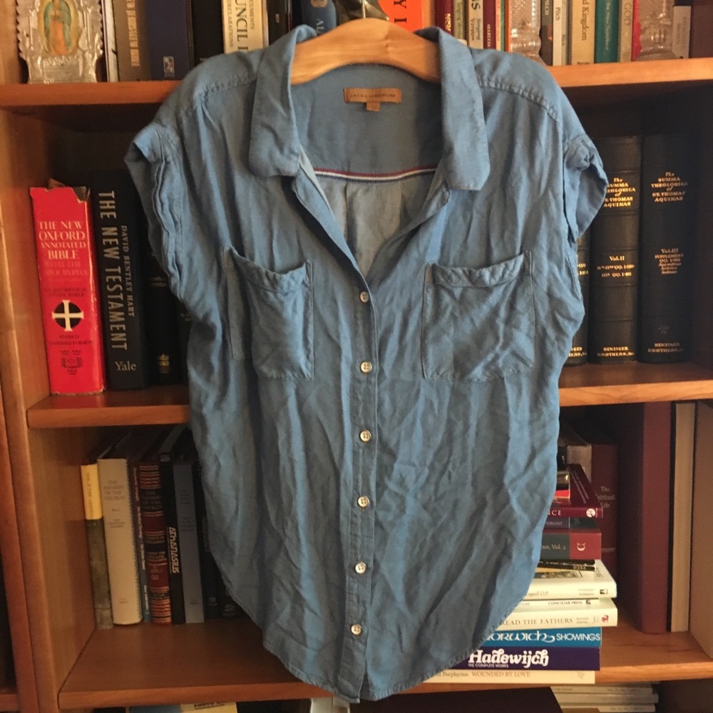 jach’s girlfriend | cuffed cap sleeve chambray top